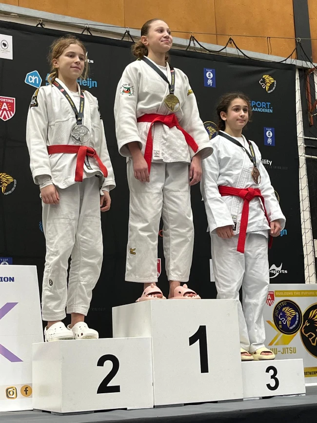 Baya staat op het podium op de 2de plaats met haar tegenstanders tijdens de Flanders Open 2025